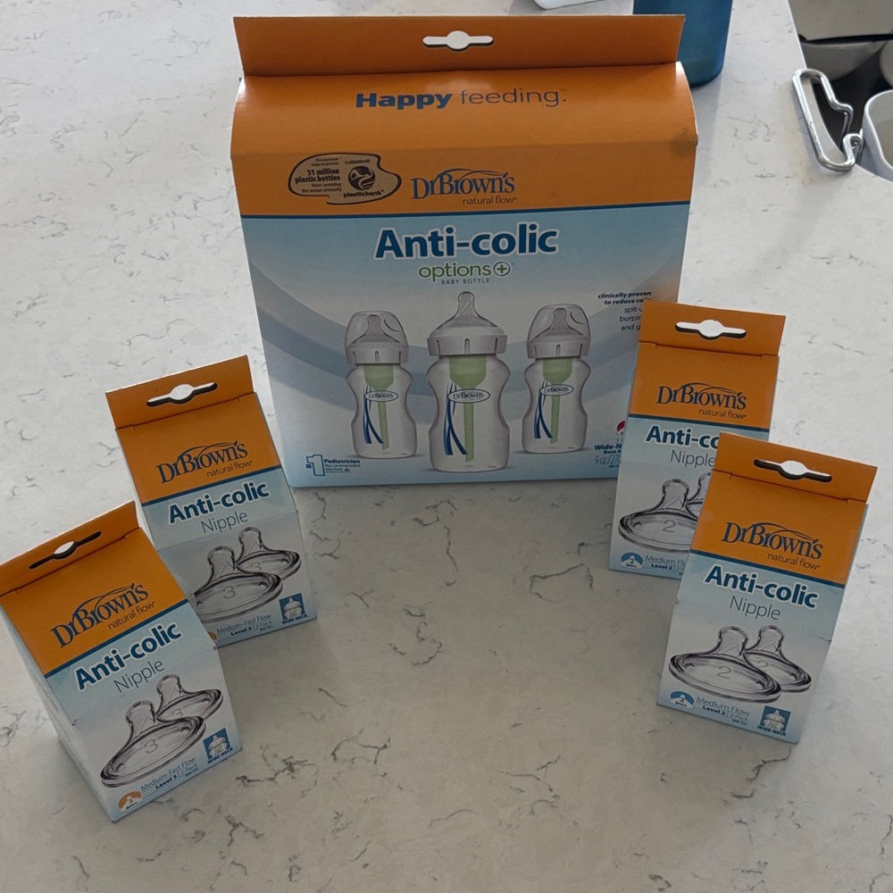 BRAND NEW IN BOX Dr. Brown's Anti-Colic Baby Bottle Set with extra nipples